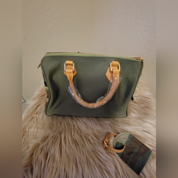 (NWT) Camouflage Handbag with Tan Accents - Picture 4 of 4